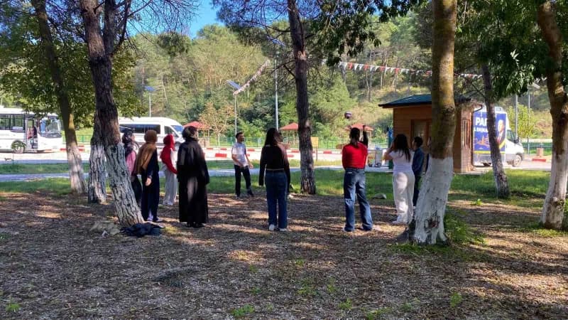 Sinop’ta ÜNİAK tarafından Nisi Göleti’nde düzenlenen etkinlikte Üniversite öğrencileri, müzik ve çeş