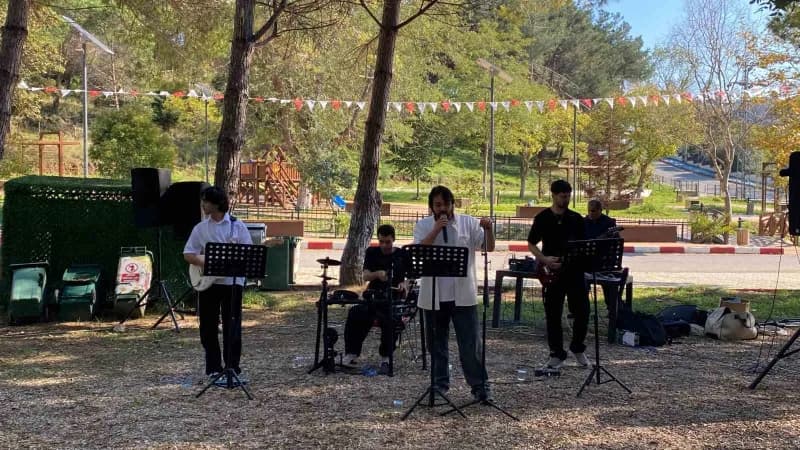 Sinop’ta ÜNİAK tarafından Nisi Göleti’nde düzenlenen etkinlikte Üniversite öğrencileri, müzik ve çeş