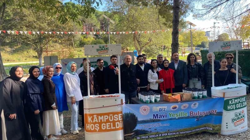 Sinop Üniversitesi öğrencileri Nisi Göleti’nde piknik yaparken çevre temizliği yapıyor
