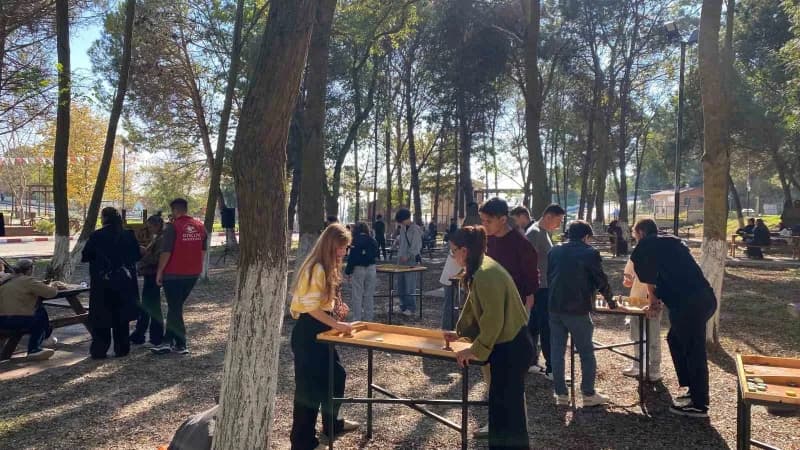 Sinop’ta ÜNİAK tarafından Nisi Göleti’nde düzenlenen etkinlikte Üniversite öğrencileri, müzik ve çeş