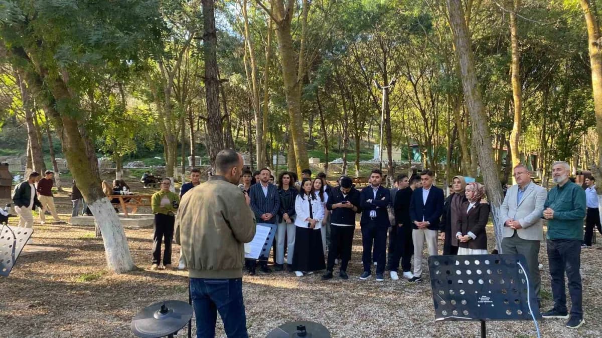 Sinop’ta ÜNİAK tarafından Nisi Göleti’nde düzenlenen etkinlikte Üniversite öğrencileri, müzik ve çeş