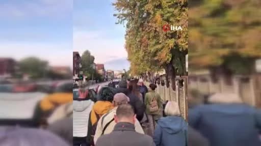 Sırbistan’da erken genel seçimlerde oy kullanan seçmenler ve sandıklar