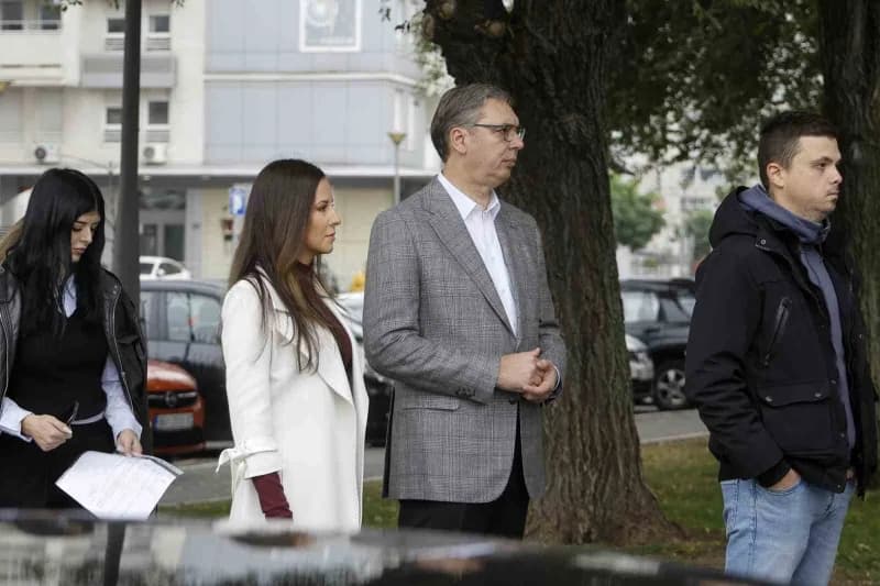 Sırbistan’da erken genel seçimlerde oy kullanan seçmenler ve sandıklar