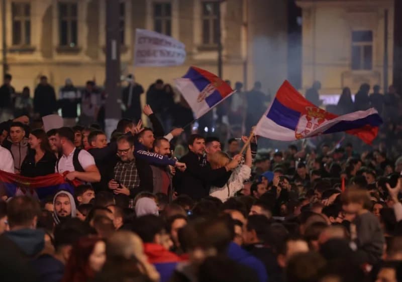 Sırbistan’da erken genel seçimlerde Öğrenci Listesi’nin zaferini kutlayan kalabalık sokaklarda