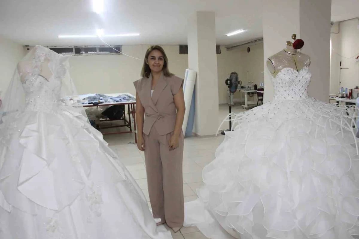 Şırnak Cizre'de atık malzemelerden çevre dostu gelinlik tasarlayan girişimci kadın atölyesinde