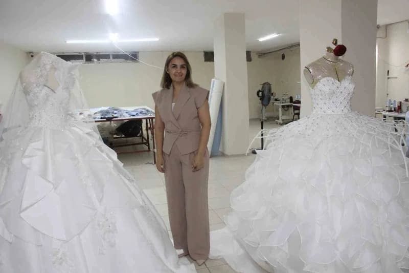 Şırnak Cizre'de atık malzemelerden çevre dostu gelinlik tasarlayan girişimci kadın atölyesinde