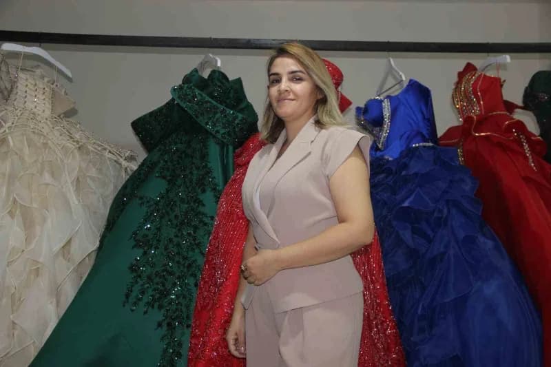 Bilgiç, annesinden öğrendiği terzilik mesleği ile kurduğu 500 metrekarelik atölyede ürünlerini Türki