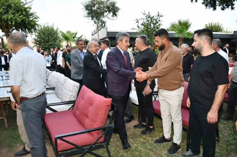 AK Parti Şırnak Milletvekili Arslan Tatar, Şırnak'ın Cizre ilçesinde Dicle Nehri kenarında vatandaşlarla bir araya geldi