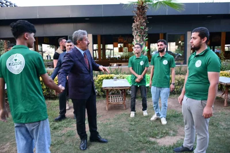 AK Parti Şırnak Milletvekili Arslan Tatar, Şırnak'ın Cizre ilçesinde Dicle Nehri kenarında vatandaşlarla bir araya geldi