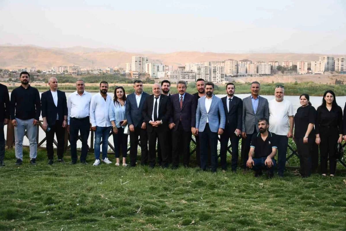 AK Parti Şırnak Milletvekili Arslan Tatar, Şırnak'ın Cizre ilçesinde Dicle Nehri kenarında vatandaşlarla bir araya geldi