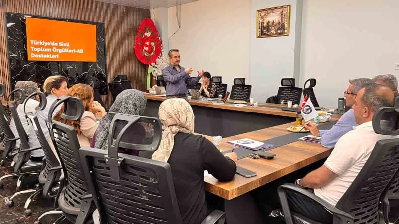 Şırnak’ta Cizre Esnaf ve Sanatkârlar Odası Toplantı Salonu’nda düzenlenen STK temsilcilerine yönelik AB standartlarında