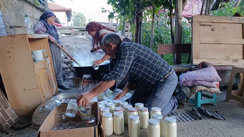 Yozgat'ın Çekerek ilçesine bağlı Kuruçay köyünde, kış hazırlıklarının vazgeçilmezi olan geleneksel tarhana, bu kez bilin