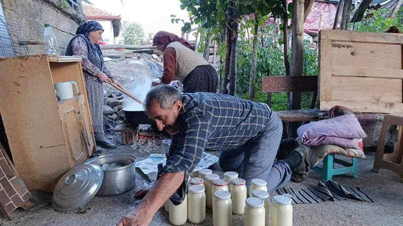 Yozgat'ın Çekerek ilçesine bağlı Kuruçay köyünde, kış hazırlıklarının vazgeçilmezi olan geleneksel tarhana, bu kez bilin
