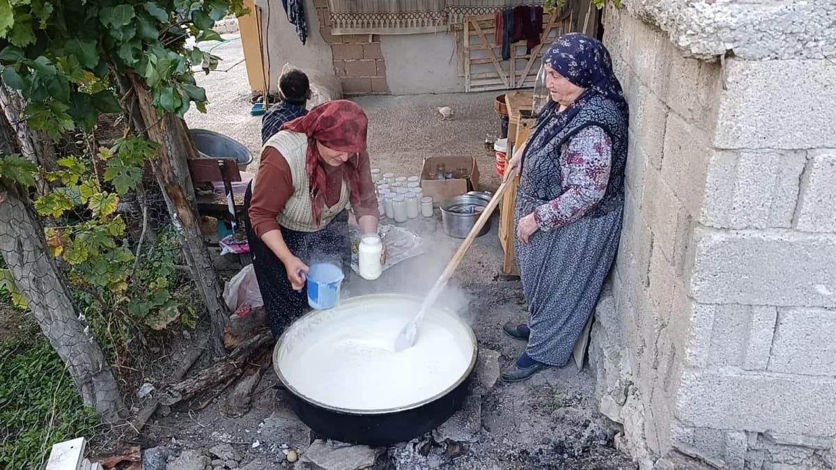 Yozgat'ın Çekerek ilçesine bağlı Kuruçay köyünde, kış hazırlıklarının vazgeçilmezi olan geleneksel tarhana, bu kez bilin