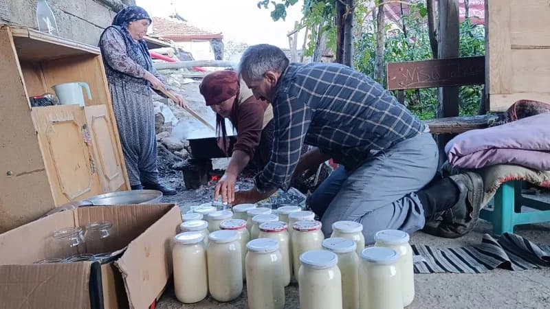 Yozgat'ın Çekerek ilçesine bağlı Kuruçay köyünde, kış hazırlıklarının vazgeçilmezi olan geleneksel tarhana, bu kez bilin