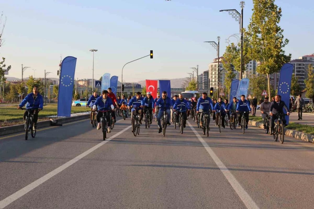 Sivas’ta Avrupa Hareketlilik Haftası kapsamında düzenlenen bisiklet turunda çok sayıda vatandaş pedal çeviriyor