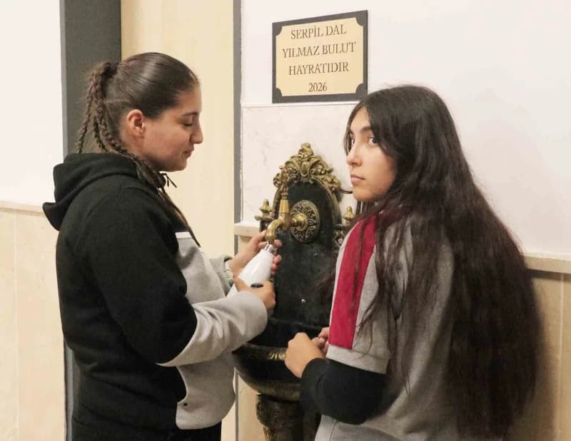 Sivas'ta Şehit Üsteğmen Cemalettin Yılmaz Mesleki ve Teknik Anadolu Lisesi’nde Okul Müdürü Serpil Dal ve Müdür Yardımcıs
