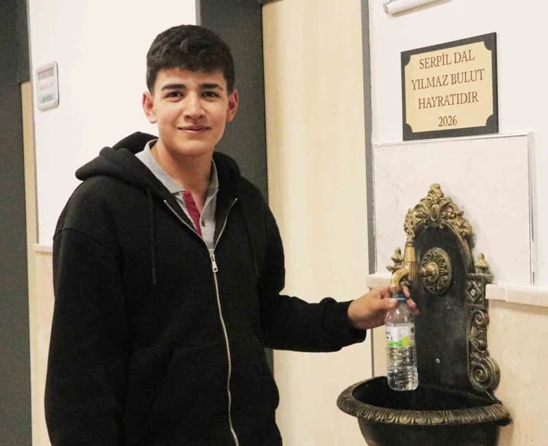 Sivas'ta Şehit Üsteğmen Cemalettin Yılmaz Mesleki ve Teknik Anadolu Lisesi’nde Okul Müdürü Serpil Dal ve Müdür Yardımcıs
