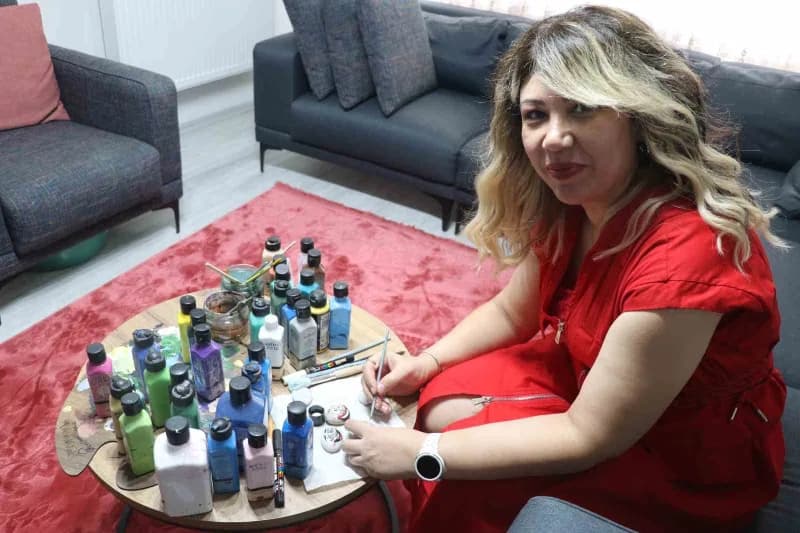 Sivas’ta yaklaşık 20 yıldır hemşirelik yapan 43 yaşındaki Seçil Özdemir, yoğun iş temposu ve aile ha