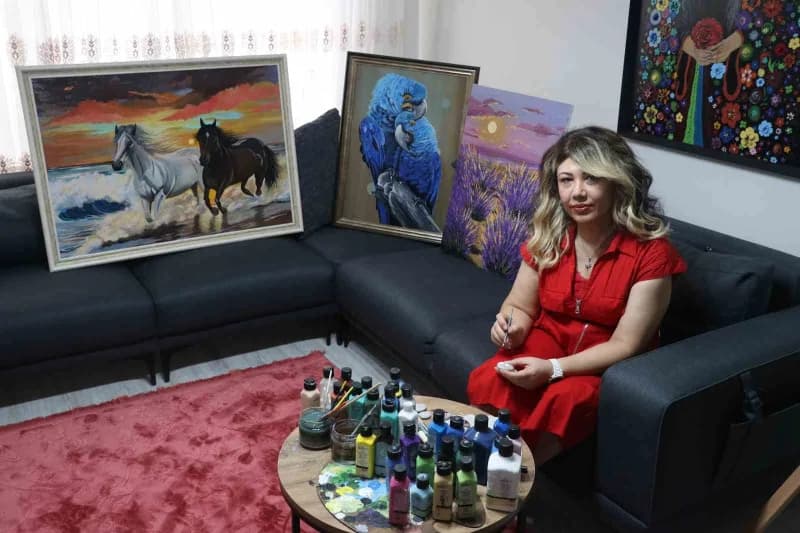 Sivas'ta hemşire Seçil Özdemir taş boyama yaparken sanat çalışmalarını sürdürüyor