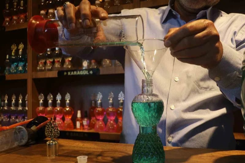 Sivas’ta 35 yıldır kolonya üretimi yapan zanaatkarlar çarşısı esnafı, eşinin isteği üzerine Sivas kalesinin ortam havası