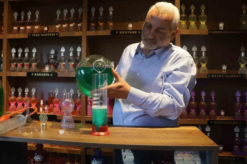 Sivas’ta 35 yıldır kolonya üretimi yapan zanaatkarlar çarşısı esnafı, eşinin isteği üzerine Sivas kalesinin ortam havası