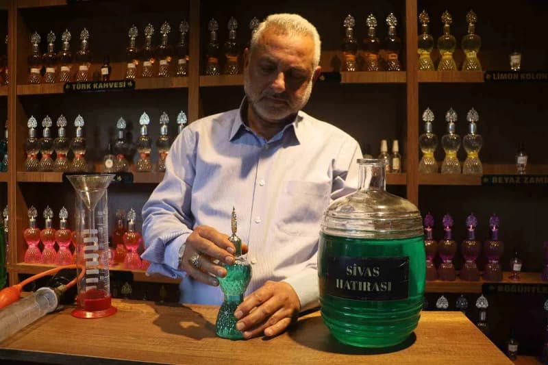 Sivas’ta 35 yıldır kolonya üretimi yapan zanaatkarlar çarşısı esnafı, eşinin isteği üzerine Sivas kalesinin ortam havası