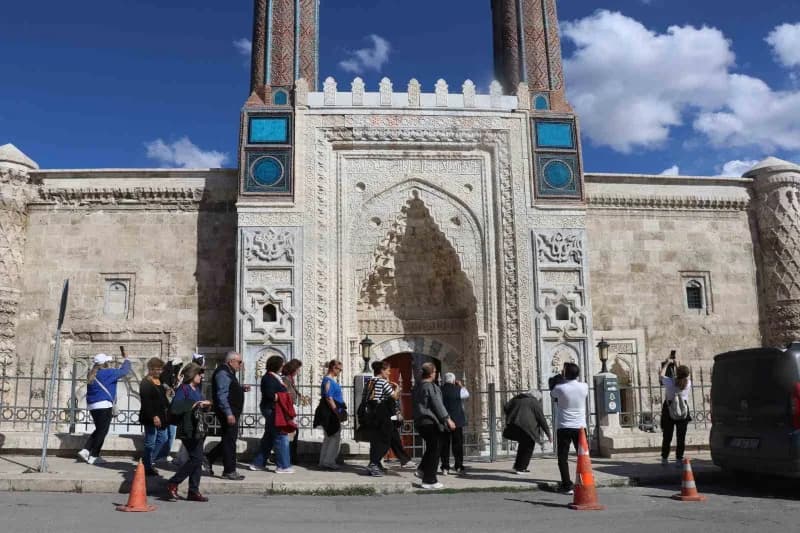 Ankara ve İstanbul’dan gelen ziyaretçiler Tarihi Gök medreseyi gezerken Sivas’a hayran kaldıklarını ifade etti.
