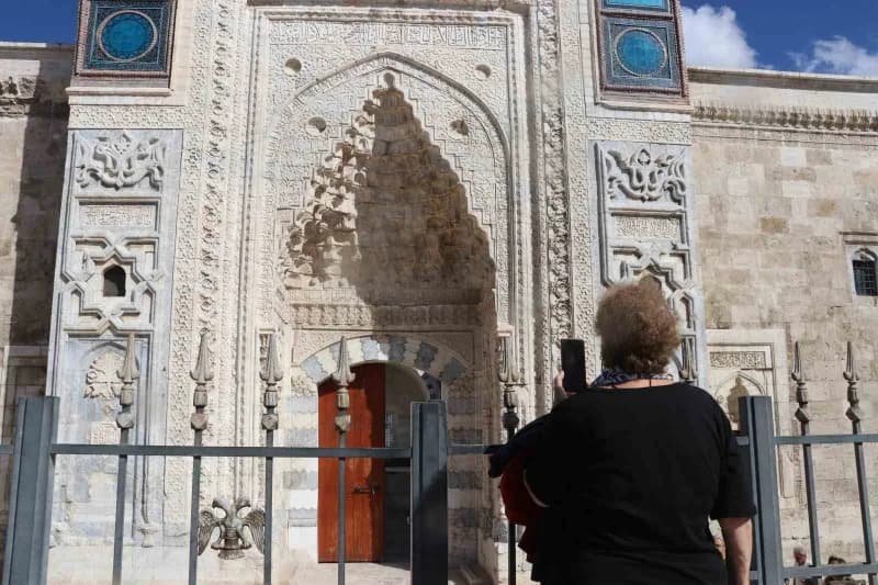 Ankara ve İstanbul’dan gelen ziyaretçiler Tarihi Gök medreseyi gezerken Sivas’a hayran kaldıklarını ifade etti.