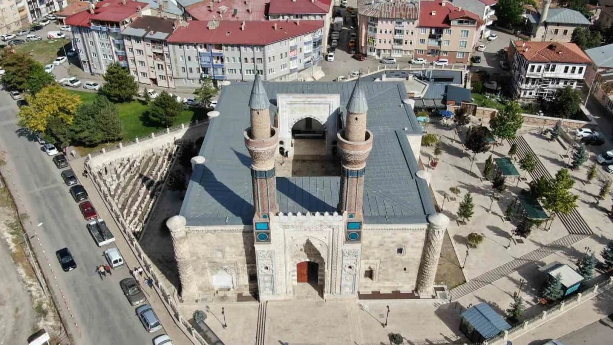 Ankara ve İstanbul’dan gelen ziyaretçiler Tarihi Gök medreseyi gezerken Sivas’a hayran kaldıklarını ifade etti.