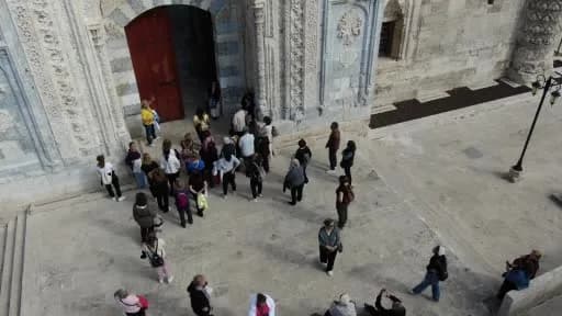 Sivas’ın tarihi mekanlarından Çifte Minareli Medrese ve ziyaretçileri
