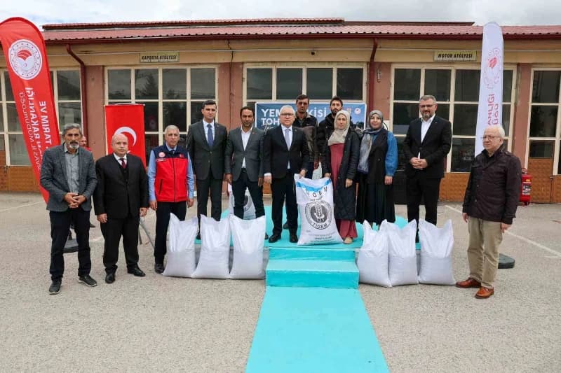 Sivas’ta tarımsal üretimi artırmak ve hayvancılığı desteklemek amacıyla yürütülen ‘yemyeşil Gelecek Projesi’ kapsamında,