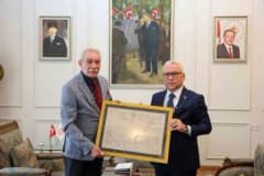Sivaslı Süvari Yüzbaşı Abdülkadir’in 110 yıllık esaret ve haberleşme belgeleri torununa teslim