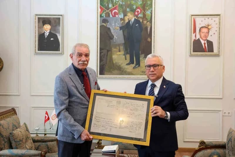 Sivaslı Süvari Yüzbaşı Abdülkadir’in 110 yıllık esaret ve haberleşme belgeleri torununa teslim