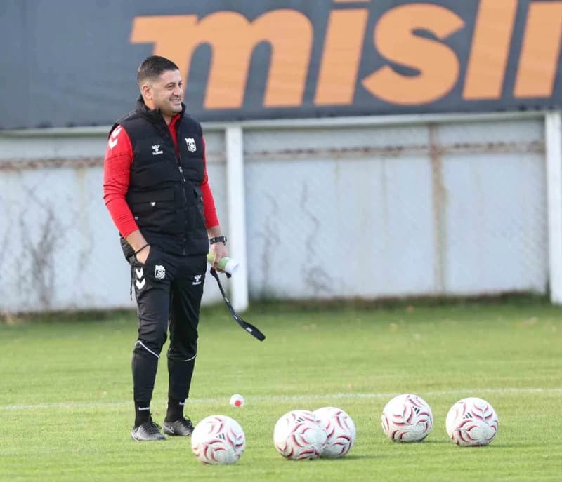 Sivasspor’un yeni Teknik direktörü Çağdaş Çavuş, iddialı açıklamalarda bulundu. Başkan, yönetim, Tek
