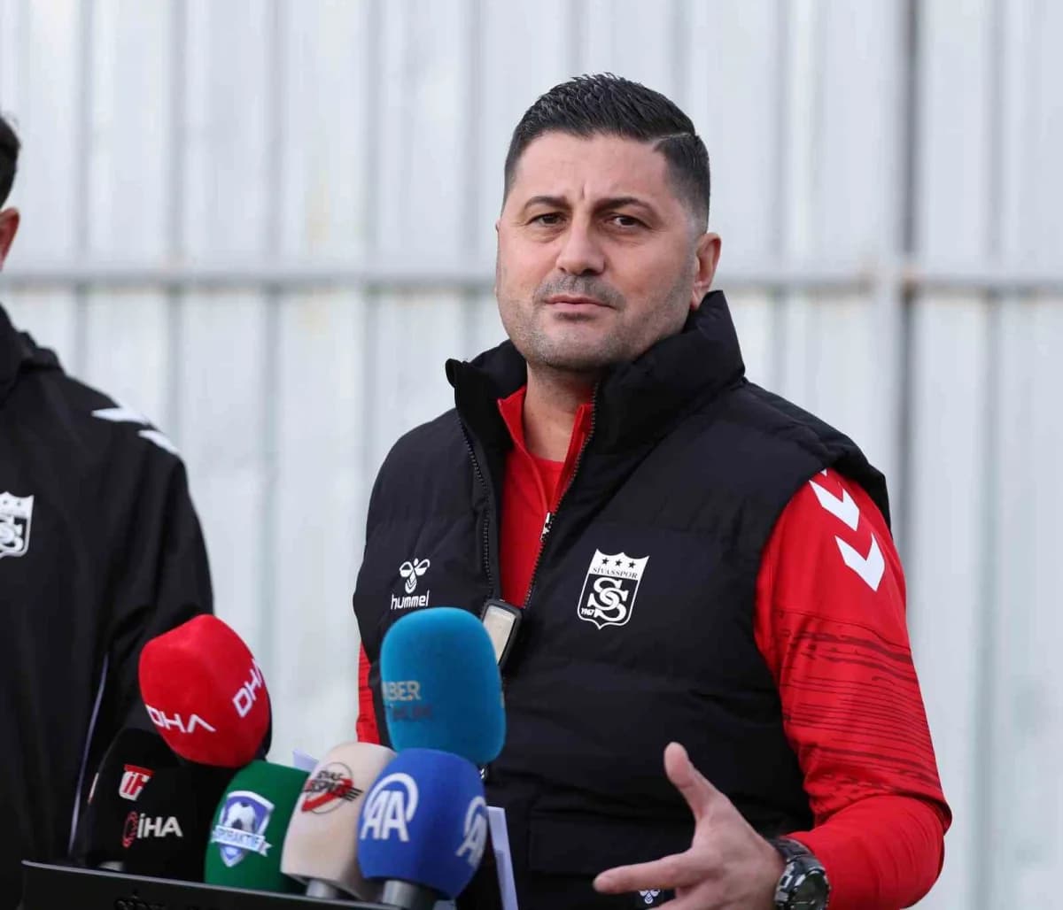 Sivasspor’un yeni Teknik direktörü Çağdaş Çavuş, iddialı açıklamalarda bulundu. Başkan, yönetim, Tek