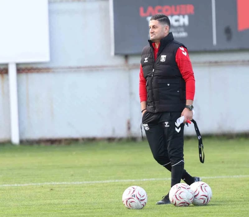 Sivasspor’un yeni Teknik direktörü Çağdaş Çavuş, iddialı açıklamalarda bulundu. Başkan, yönetim, Tek