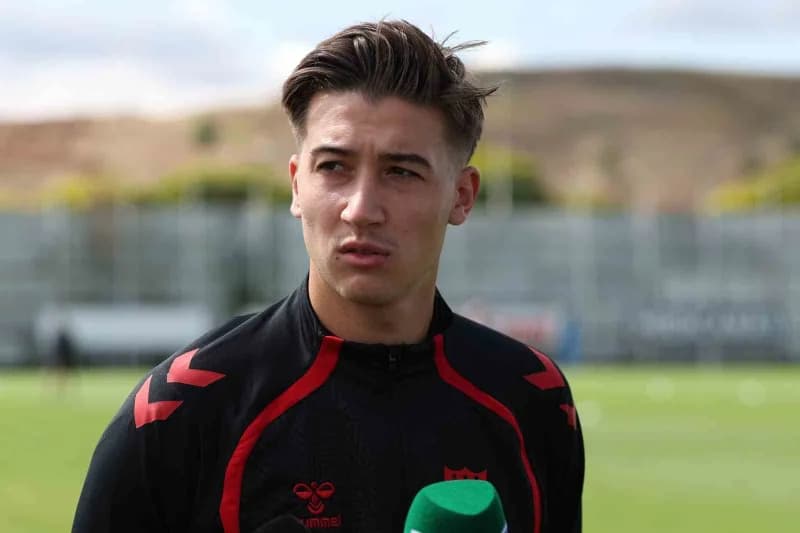 Sivasspor’un genç savunma oyuncusu Mert Çelik antrenman öncesi açıklama yapıyor