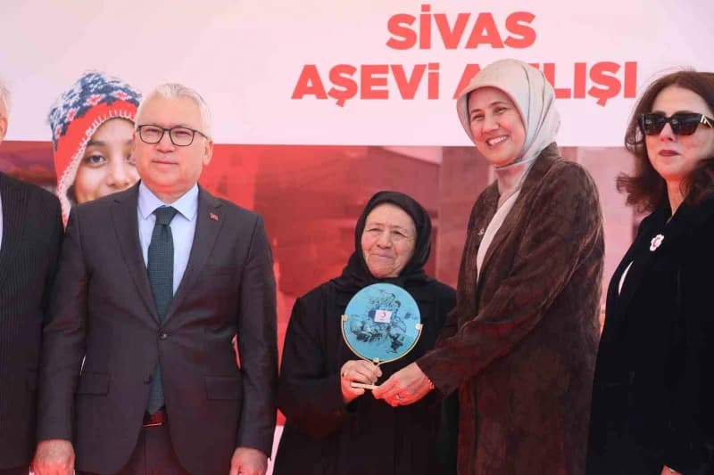Kızılay Genel Başkanı Prof. Dr. Fatma Meriç Yılmaz, hayursever aileye plaket verdi