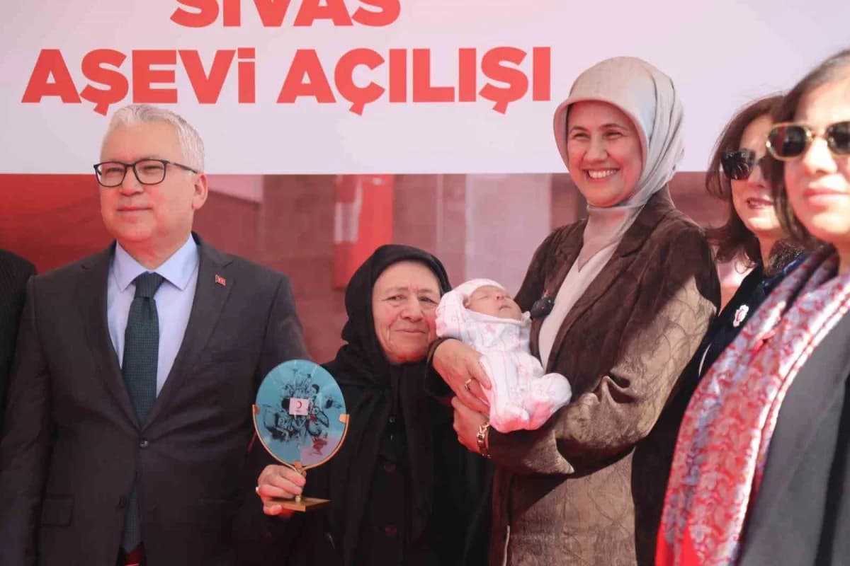 Kızılay Genel Başkanı Prof. Dr. Fatma Meriç Yılmaz, hayursever aileye plaket verdi