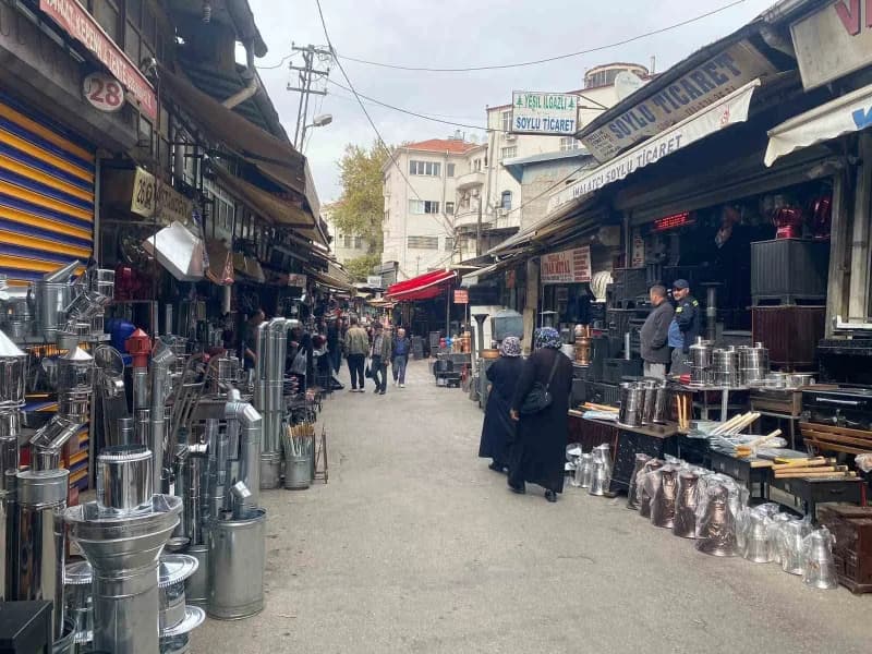 Ankara Sobacılar Çarşısı’nda çeşitli soba modellerinin sergilendiği dükkan görüntüsü
