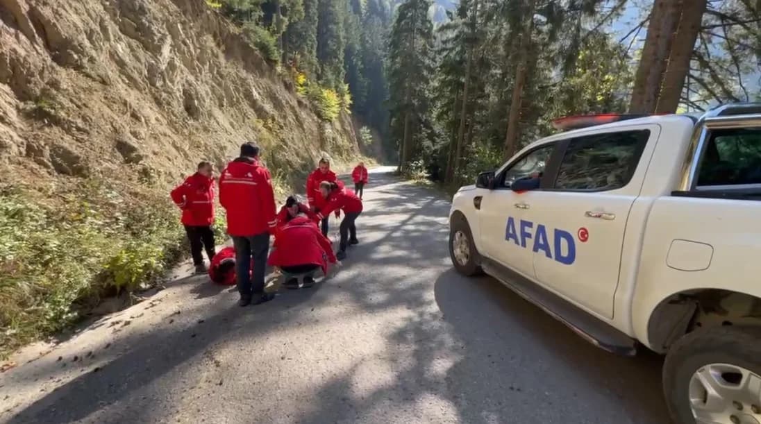 Trabzon Solaklı Vadisi’nde arama kurtarma ekibi eğitim sırasında arazi çalışması yapıyor