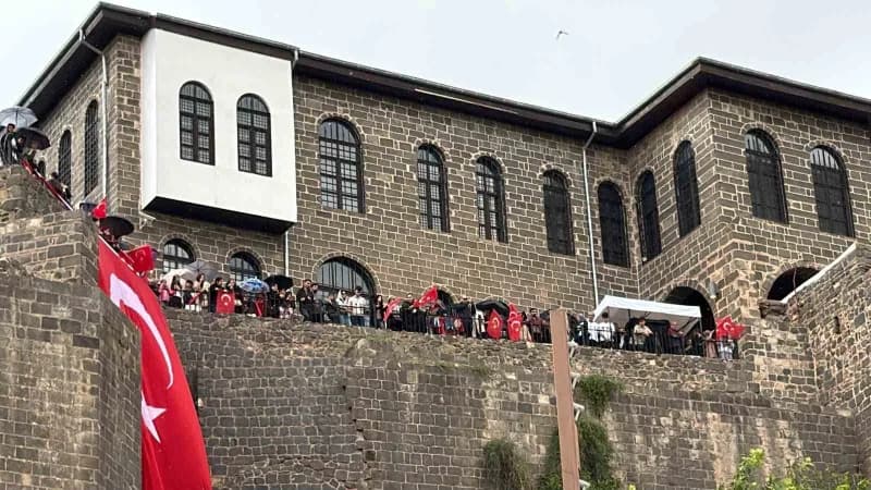 Türk Hava Kuvvetleri’nin gösteri ekibi SOLOTÜRK, Diyarbakır’ın tarihi mekanları arasında yer alan Hevsel Bahçeleri ve İç