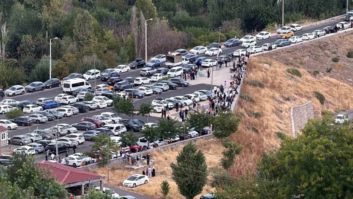 Türk Hava Kuvvetleri’nin gösteri ekibi SOLOTÜRK, Diyarbakır’ın tarihi mekanları arasında yer alan Hevsel Bahçeleri ve İç