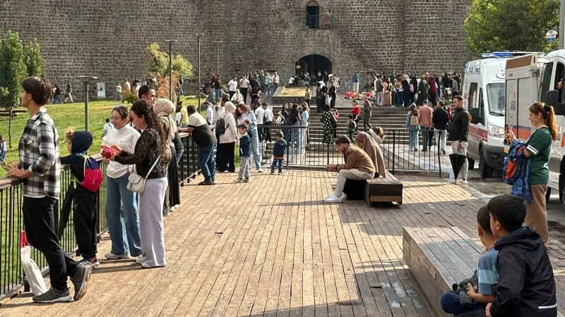 Türk Hava Kuvvetleri’nin gösteri ekibi SOLOTÜRK, Diyarbakır’ın tarihi mekanları arasında yer alan Hevsel Bahçeleri ve İç