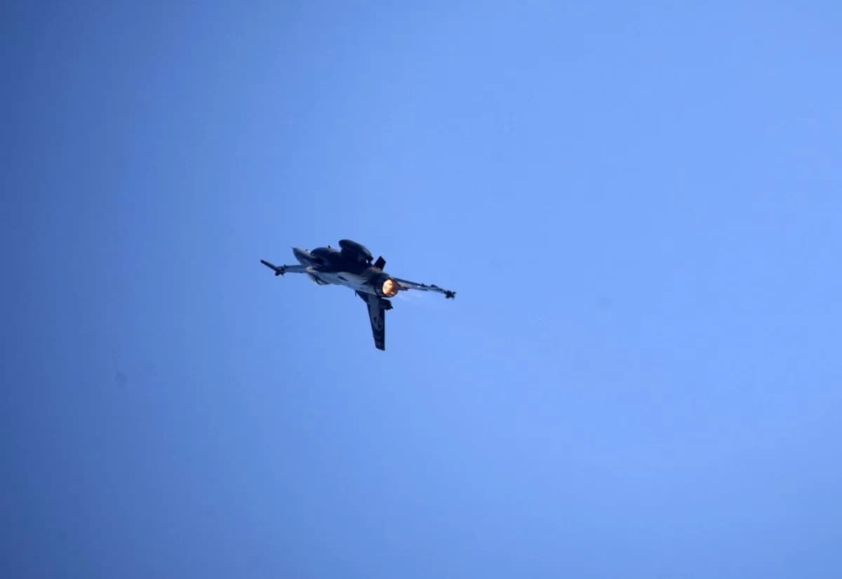 Mudanya sahilinde SOLOTÜRK akrobasi timinin gökyüzündeki gösterisi sırasında toplanan kalabalık ve Türk bayrakları