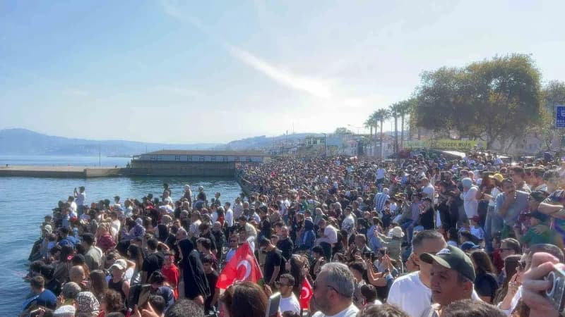 Bursa'da Mudanya Mütarekesi'nin 104. Yıl dönümü etkinlikleri kapsamında gerçekleştirilen SOLOTÜRK gösterisi, vatandaşlar