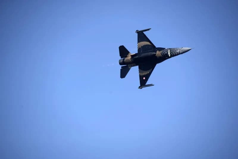Bursa'da Mudanya Mütarekesi'nin 104. Yıl dönümü etkinlikleri kapsamında gerçekleştirilen SOLOTÜRK gösterisi, vatandaşlar