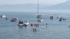 Mudanya sahilinde SOLOTÜRK akrobasi timinin gökyüzündeki gösterisi sırasında toplanan kalabalık ve Türk bayrakları