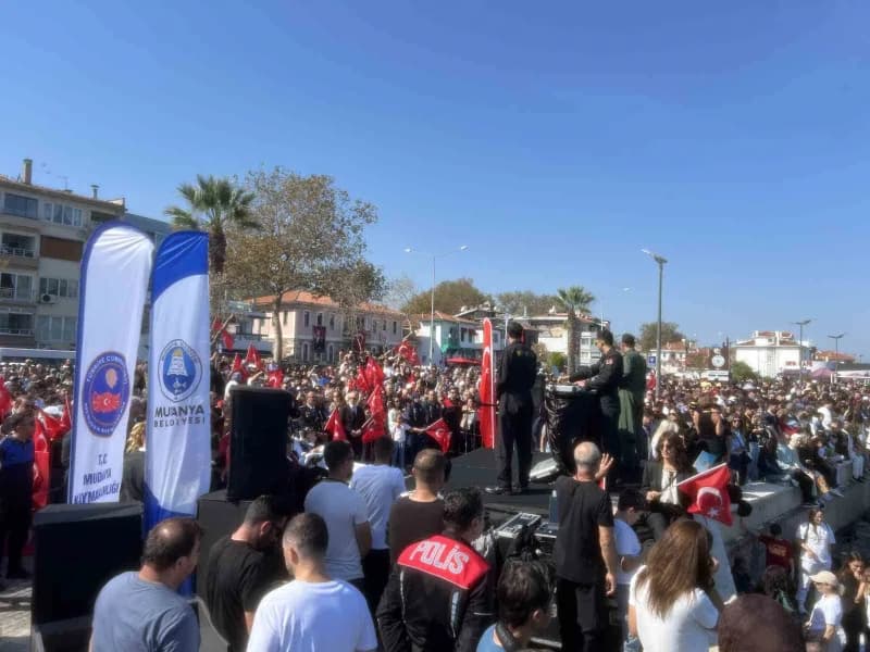 Bursa'da Mudanya Mütarekesi'nin 104. Yıl dönümü etkinlikleri kapsamında gerçekleştirilen SOLOTÜRK gösterisi, vatandaşlar